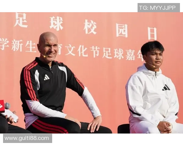 穿上足球明星的球衣与朋友们一起享受激情四溢的踢球时光