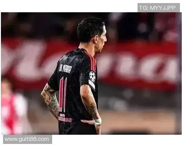 足球巨星告别绿茵场感人瞬间泪洒赛场引发球迷共鸣与怀念